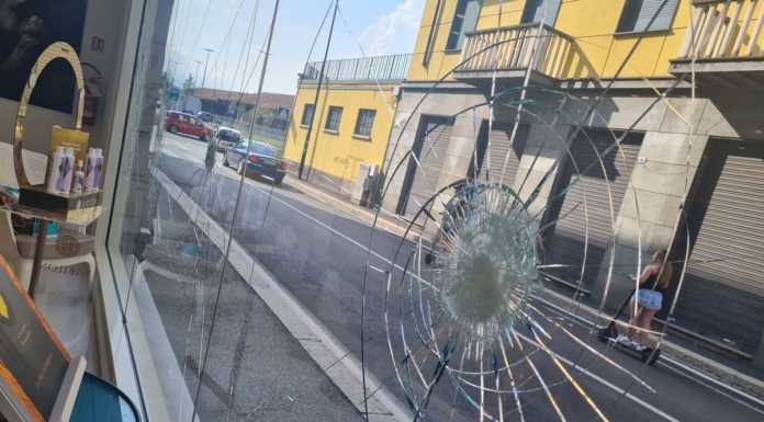 Lecco. Vetrina presa a mazzate in via Digione: denunciato il vandalo Lecco vandalismi via Digione