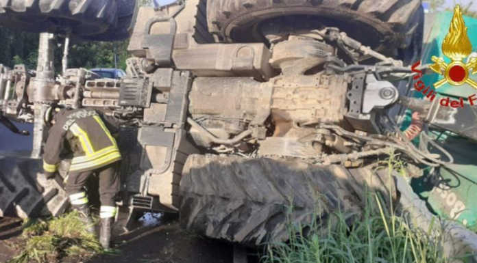 Trattore carico di cereali si ribalta, soccorso un uomo di 68 anni trattore ribaltato carnate vigili del fuoco