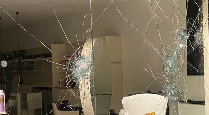 Via Digione: armato di mazza colpisce la vetrina di un negozio