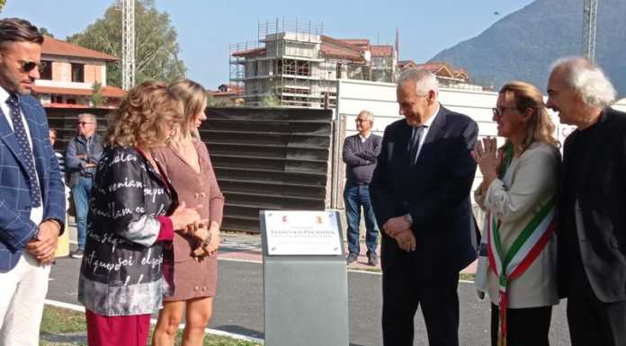 Colico. Intitolata all’agente Pischedda la passeggiata del parco Cariboni Targa Francesco Pischedda Inaugurazione
