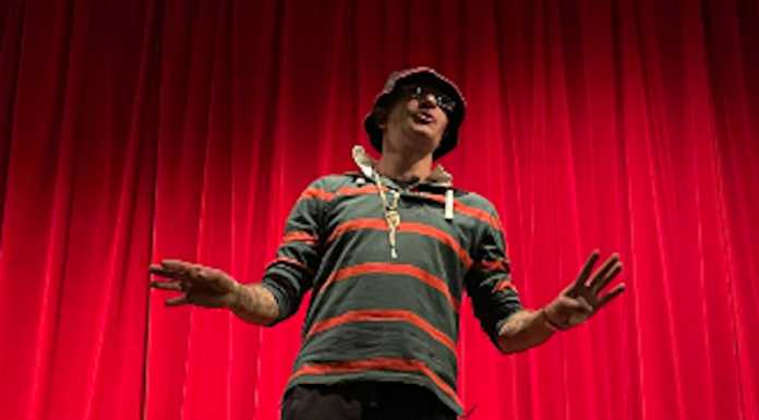 Casatenovo. Il rapper Chicoria riempe l’auditorium di giovani: “Guardate sempre avanti”