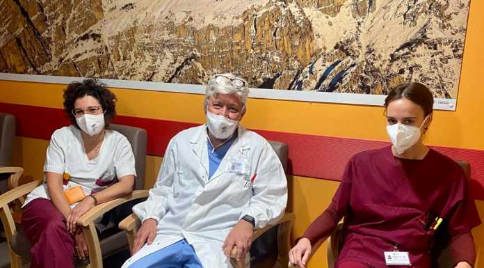 Inprimalinea onlus regala nuove poltrone per la sala di attesa del Day Hospital Oncologico Donazione Onco_Rusconi_Ardizzoia_Dell'Oro