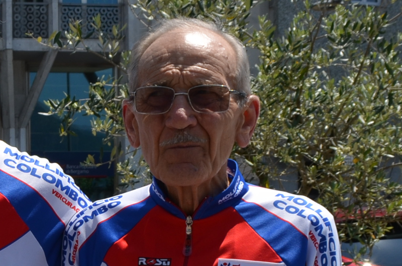 Giuseppe Figini con la divisa ciclistica del Mollificio Colombo