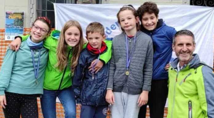 Kayak. Oltre cento partecipanti alla gara Interregionale del CK90 I giovani del CK 90 con l'allenatore Marco Arlati