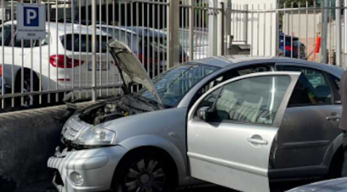 Lecco, auto fuori strada in Corso Carlo Alberto: due donne soccorse