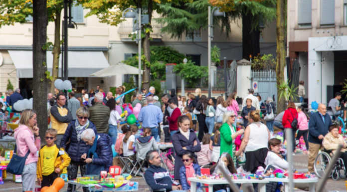 Merate, il mercatino dei bambini colora piazza Prinetti: un centinaio i baby espositori