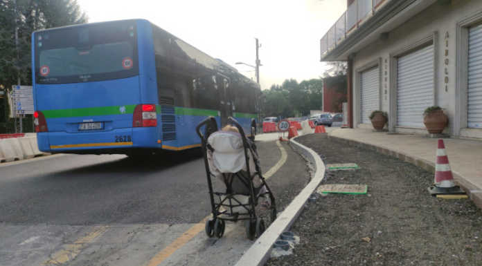 Merate, lavori in viale Verdi. Le mamme protestano: “Pericoloso raggiungere le scuole”
