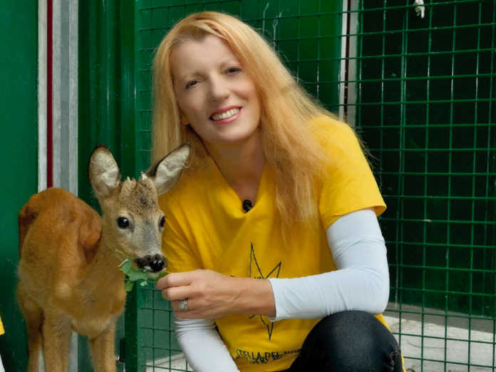 Michela Vittoria Brambilla, onorevole e presidente della Leidaa, con uno degli animali salvati dal Cras Stella del Nord di Calolzio