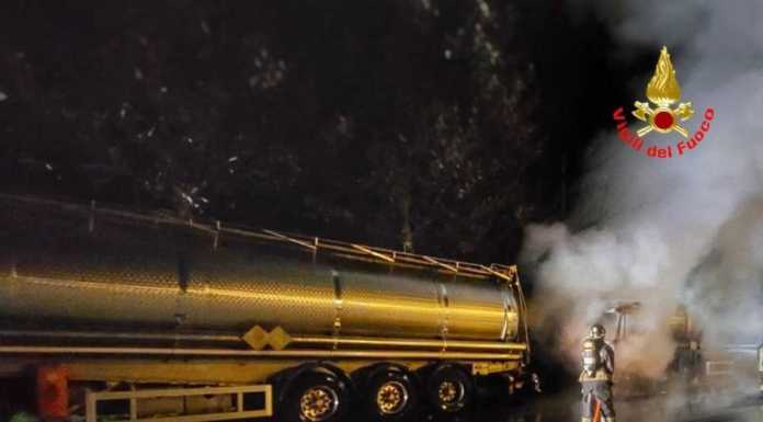Annone. Mezzo pesante in fiamme, intervengono i pompieri incendio mezzo pesante