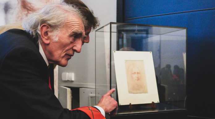 Il Cristo di Lecco è di Leonardo, le conclusioni del prof. Bellini dopo un anno di studi Il professor Bellini accanto al Cristo di Lecco