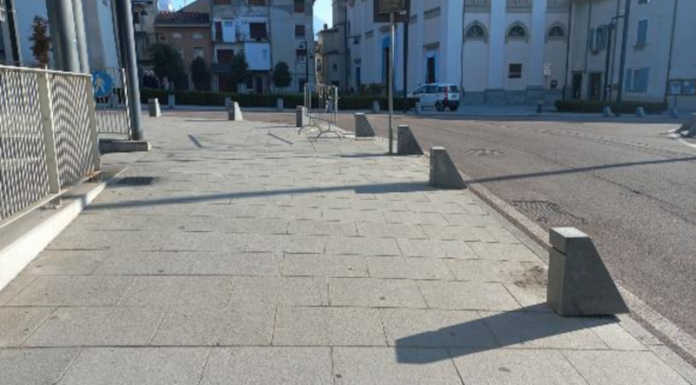 Valmadrera. Posati i nuovi dissuasori in piazza Monsignor Citterio dissuasori piazza valmadrera