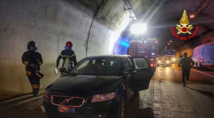 Principio di incendio in galleria lungo la Lariana, intervengono i Vigili del Fuoco
