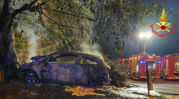 Verderio. Auto in fiamme dopo un incidente, illesi i due giovani passeggeri Incidente verderio auto incendio vigili del fuoco
