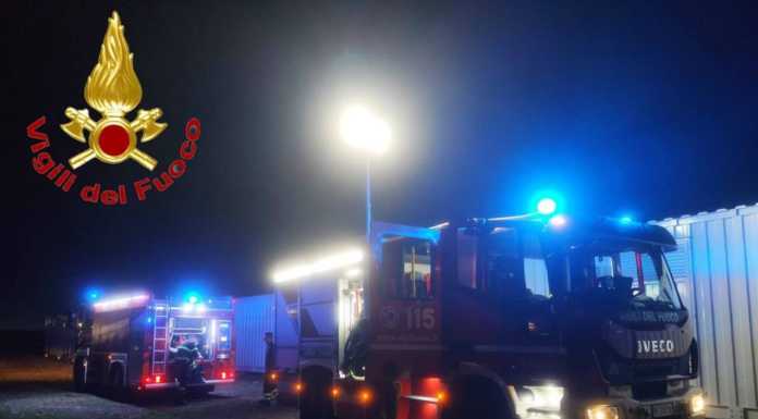 Sirone. Incendio container in un parcheggio, Vigili del Fuoco in azione incendio container sirone