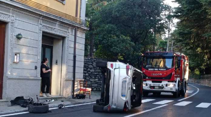 Lierna, auto si ribalta sulla provinciale: due persone soccorse