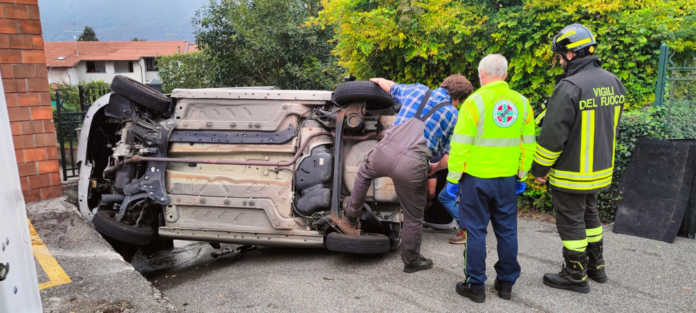 Ribaltamento auto Mandello