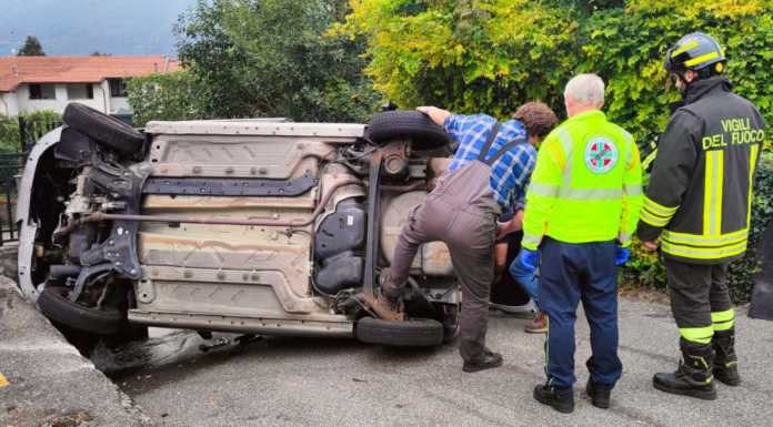 Auto ribaltata a Mandello: soccorsa una coppia di 70enni Ribaltamento auto Mandello