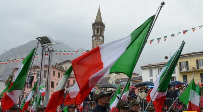 Gli Alpini riscaldano il cuore di una Lecco piovosa, l’album della sfilata
