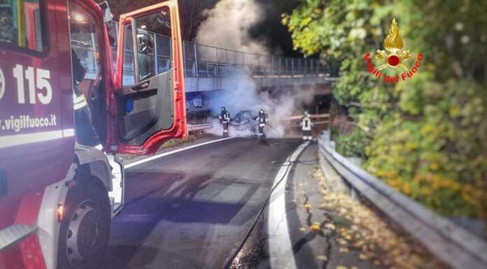 Lecco. Auto in fiamme allo svincolo del Bione, intervengono i VVF Auto in fiamme svincolo bione lecco