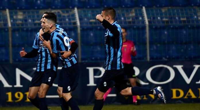 Calcio Serie C. Al Lecco basta capitan Giudici: Renate battuto 1-0 L'esultanza dei calciatori blucelesti dopo il gol di Giudici (credit foto Calcio Lecco 1912)