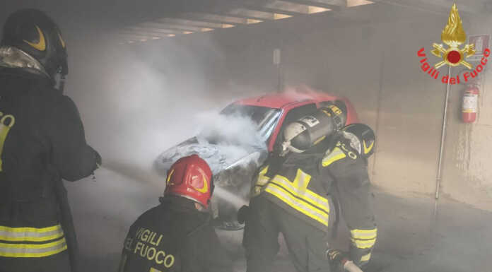 In fiamme un’auto in un box, Vigili del Fuoco a Bulciago Incendio auto box Bulciago
