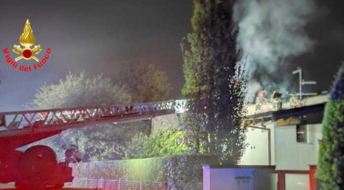 Missaglia. In fiamme il tetto di una villetta, intervento notturno dei Vigili del Fuoco Incendio villetta imbersago 20221110