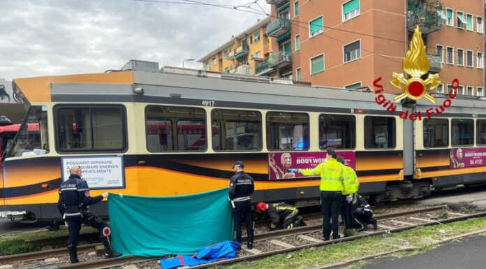 Travolto da un tram mentre era in bici, muore ragazzino di 14 anni Incidente mortale milano ragazzino investito tram