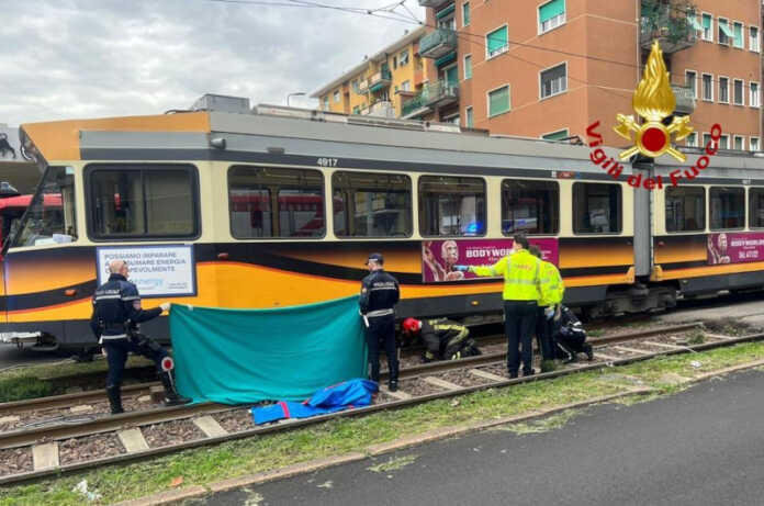 Incidente mortale milano ragazzino investito tram