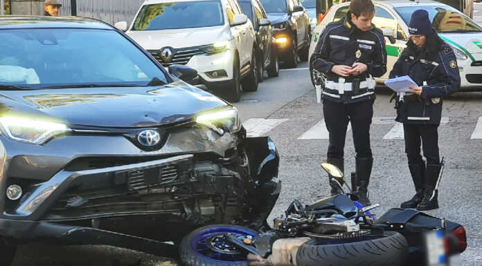 Schianto all’incrocio di via Amendola: soccorso 18enne in moto