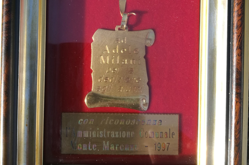 La medaglia consegnata ad Adele Milani dal comune di Monte Marenzo