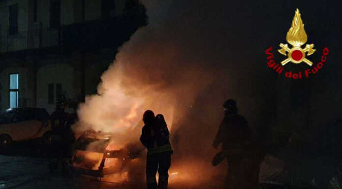 Incendio all’alba a Lissone: furgone in fiamme