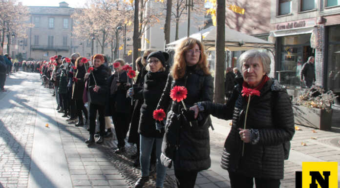 Merate, una spirale che si svolge: in tantissimi al flash mob per dire Ora basta Flash mob Ora Basta