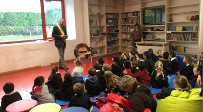 Merate: con Libriamoci il sindaco torna in classe per leggere ai bambini