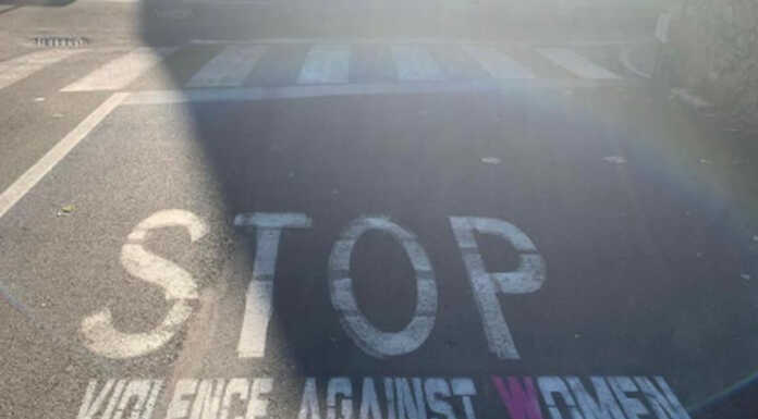 Merate, cancellate le scritte antiviolenza apparse agli stop Merate scritte violenza donne