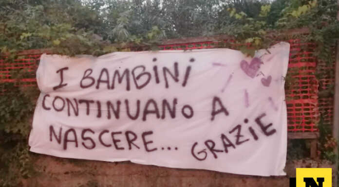 Curioso striscione fuori dall’ospedale di Merate: la maternità torna sotto i riflettori