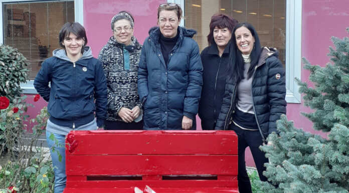 Violenza contro le donne, una panchina rossa alla Cooperativa Duemani Panchina Rossa Cooperativa Duemani