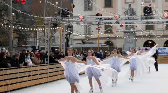 Si inaugura la pista di pattinaggio con lo spettacolo “La fiaba di Babbo Natale” Pista di pattinaggio sul ghiaccio lecco