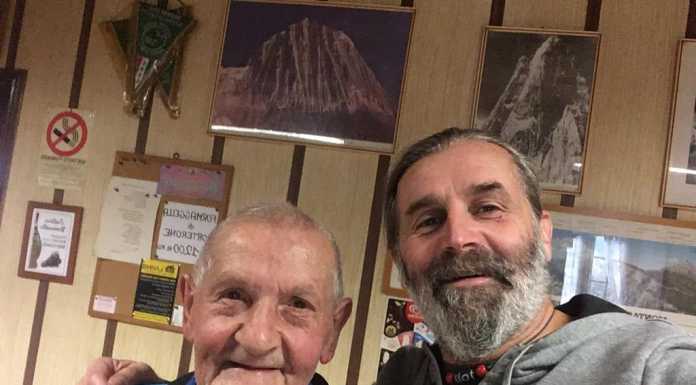 Severino Aondio compie 90 anni, auguri al decano dei Runner lecchesi Severino Aondio con il rifugista Nicola Bontempi