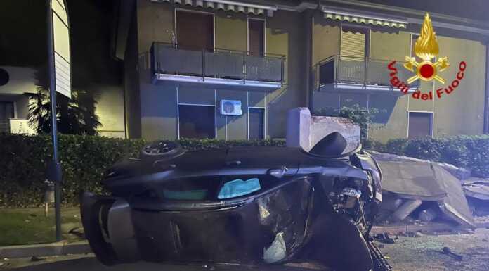 Auto perde il controllo e travolge pensilina dell’autobus: paura all’alba a Sovico Sovico incidente