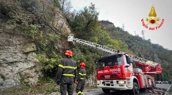 Varenna, caduta massi sulla provinciale 72. Sul posto i vigili del fuoco