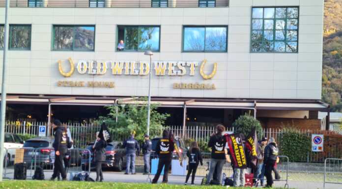 Polizia fuori dal Palataurus, gli animalisti protestano per l’Esotika pet show