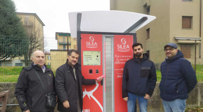 Barzago. Inaugurato il distributore automatico di sacchi rossi in via Manzoni Distributore automatico sacco rosso Barzago