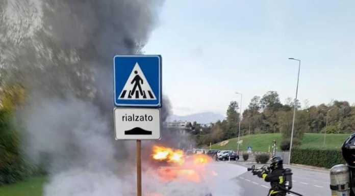 Bulciago. Auto in fiamme in via Don Luigi Guanella, VVF in azione bulciago incendio autovettura
