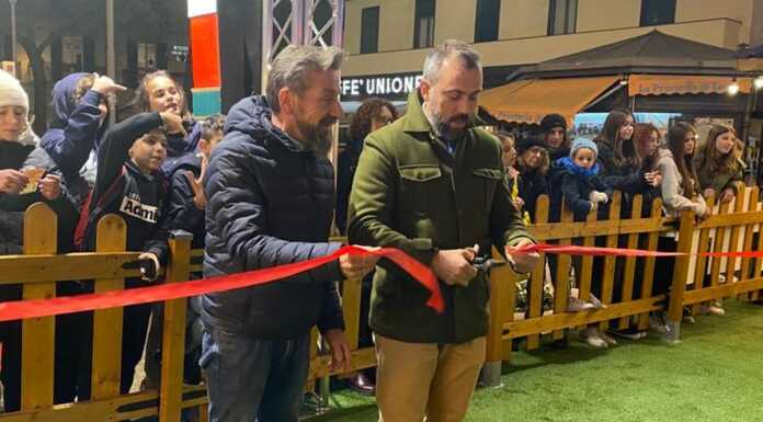 Natale a Lecco, in piazza Garibaldi apre la pista di pattinaggio sul ghiaccio inaugurazione_pista_ghiaccio_lecco_20221125