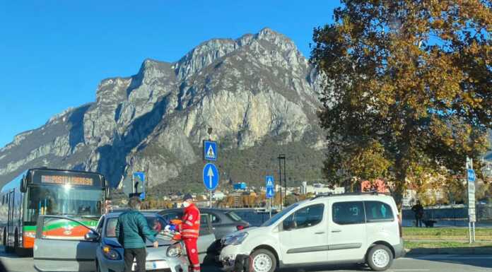 Malgrate. Scontro tra auto sulla provinciale, un ferito lieve