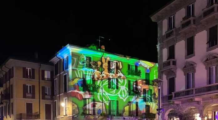 Luci di Natale, prove tecniche in centro. Proiezioni sui palazzi