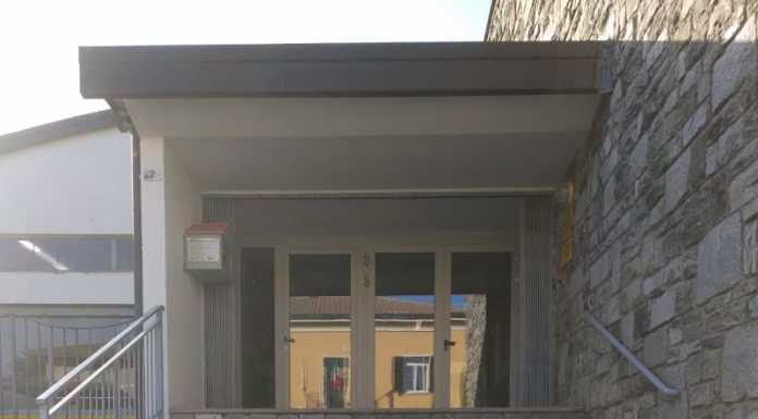 Alla scuola primaria di Rogeno un nuovo portone ‘green’ Portone nuovo scuola Rogeno