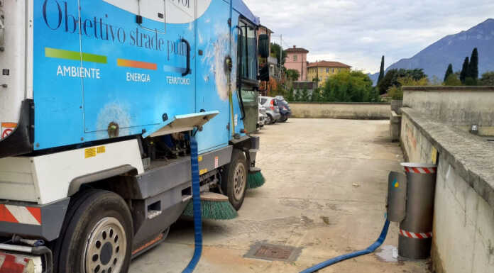 Bellano. Per il lavaggio strade al via il riutilizzo delle acque depurate dal depuratore spazzatrice in caricamento alla colonnina