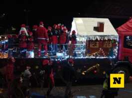 Mandello sfida la pioggia: stasera la Sfilata dei Carri di Natale si fa Sfilata dei Carri Mandello 2022