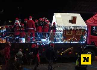 Mandello sfida la pioggia: stasera la Sfilata dei Carri di Natale si fa Sfilata dei Carri Mandello 2022